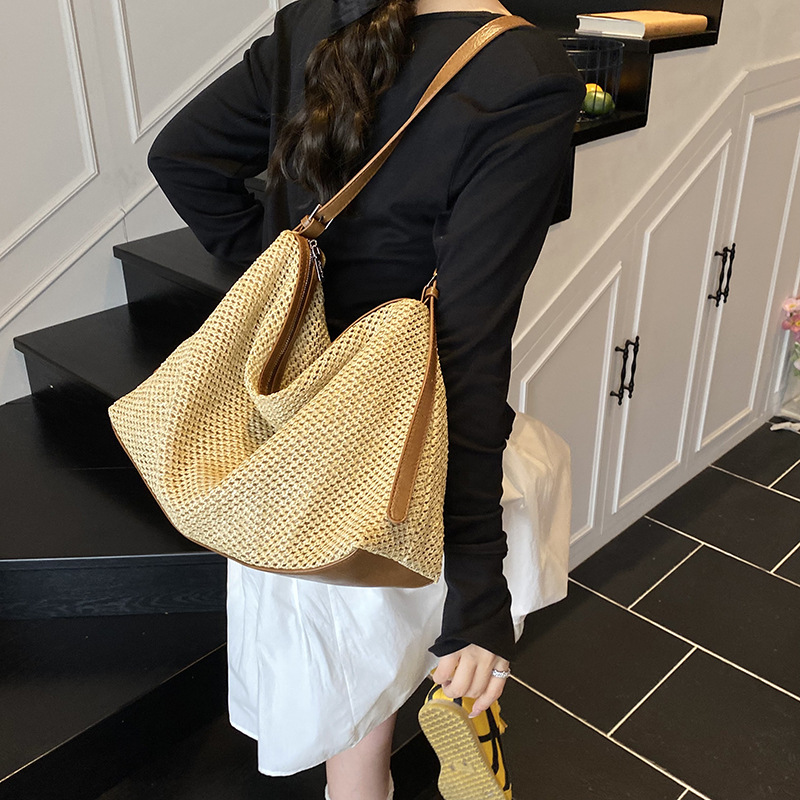 Hand-woven personalized underarm bag for women 2025 new style, fashionable and retro straw weaving, stylish, large-capacity single-shoulder crossbody bag Application Scenario