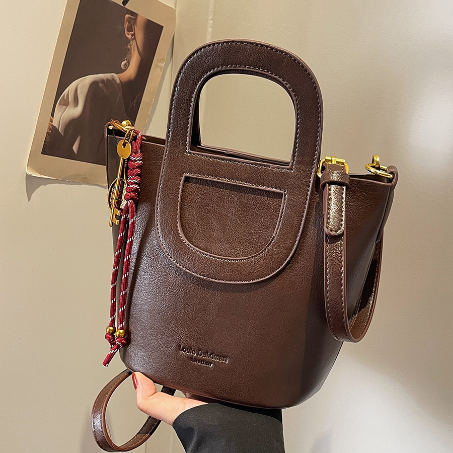 This year, the popular handbags for women are the 2024 new versatile large-capacity commuter bags and single-shoulder crossbody bucket bags full figure