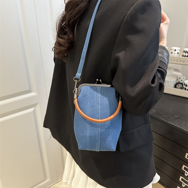 Denim phone bag 2025 crossbody bag, a new artistic handbag, versatile commuting pocket, women's phone bag details Picture