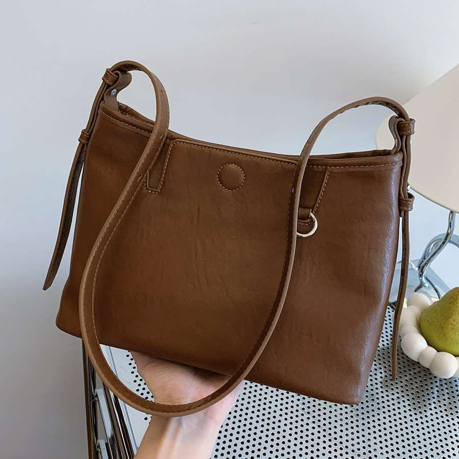 The 2024 new high-end retro bag is a trendy and fashionable single-shoulder underarm bag for women. It's a versatile commuting crossbody bag full figure