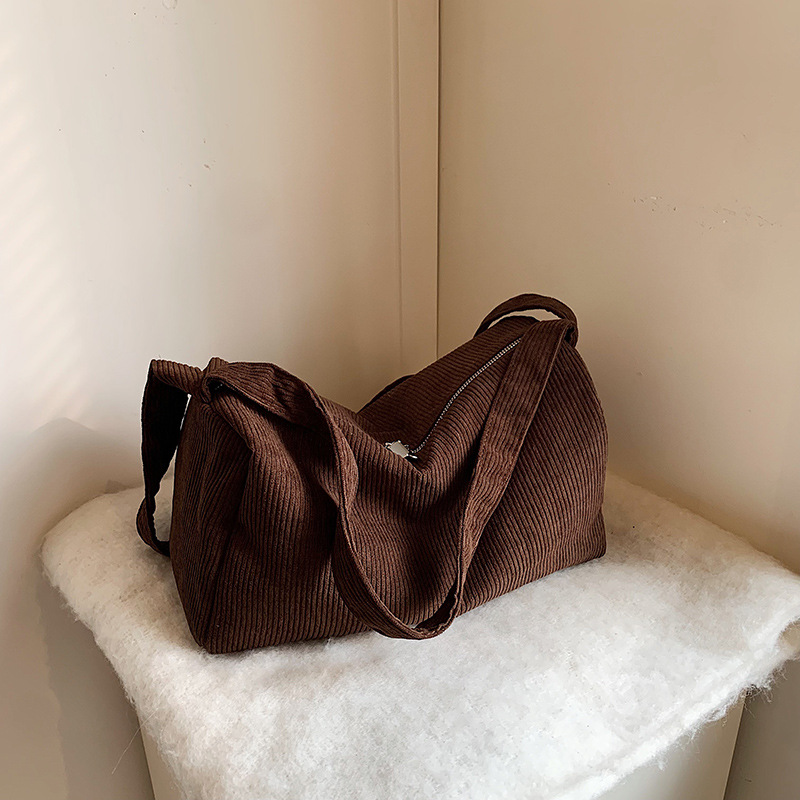 This is a new 2024 trendy, versatile, retro, large-capacity single-shoulder underarm bag for women. It exudes a sense of relaxation and sophistication details Picture