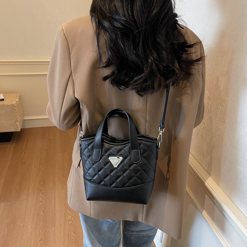 Diamond-shaped embroidered thread small bag for women, 2025 new style, high-end and versatile crossbody bag, fashionable and casual hand-held bucket bag Application Scenario