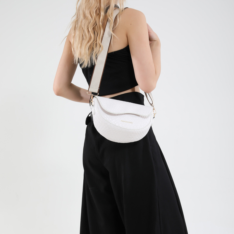 Large-capacity, fashionable single-shoulder, underarm women's texture 2025 new style, trendy retro and individual woven pattern crossbody saddle bag details Picture