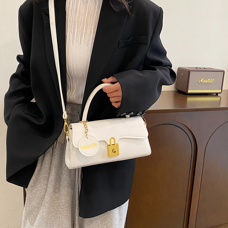 A French-style, niche and stylish commuting hardware single-shoulder crossbody bag. A new fashionable pu handbag from South Korea for summer Specification drawing