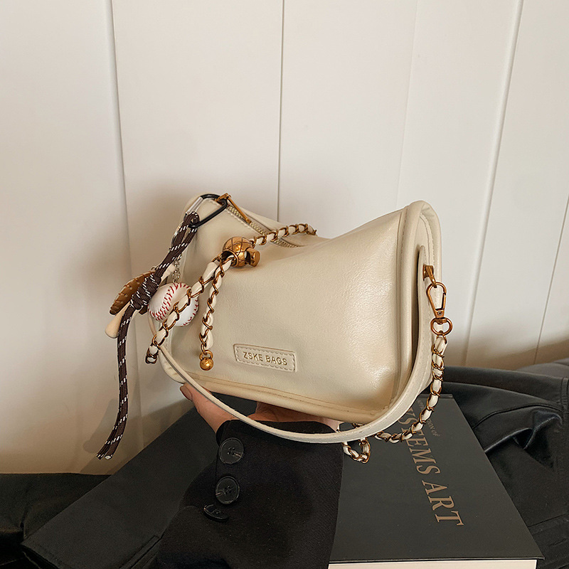 A niche design retro bag for women, a new 2024 versatile commuter crossbody bag, a high-end, fashionable and stylish pillow bag Specification drawing