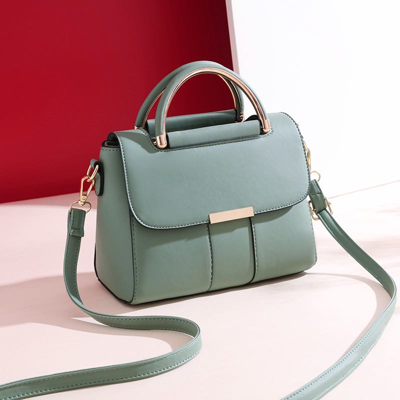The 2022 new trendy, simple and versatile women's bag is a fashionable single-shoulder crossbody bag and a popular hand-held small square bag Specification drawing