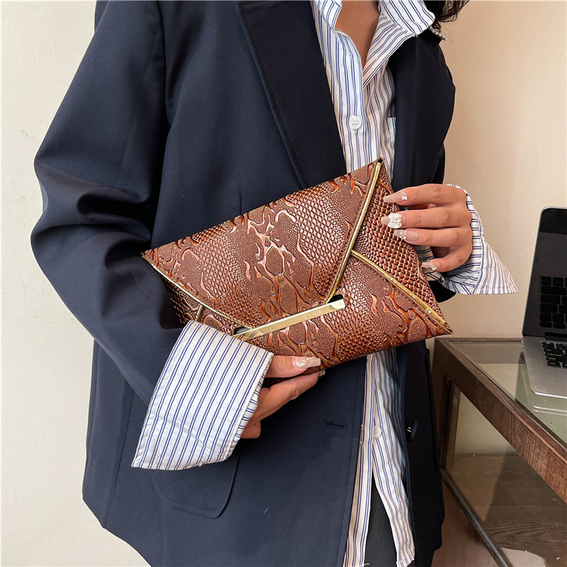 Personalized and creative clutch bag, fashionable snake skin pattern mobile phone bag, fashionable and stylish ins design, contrasting color women's evening bag Specification drawing