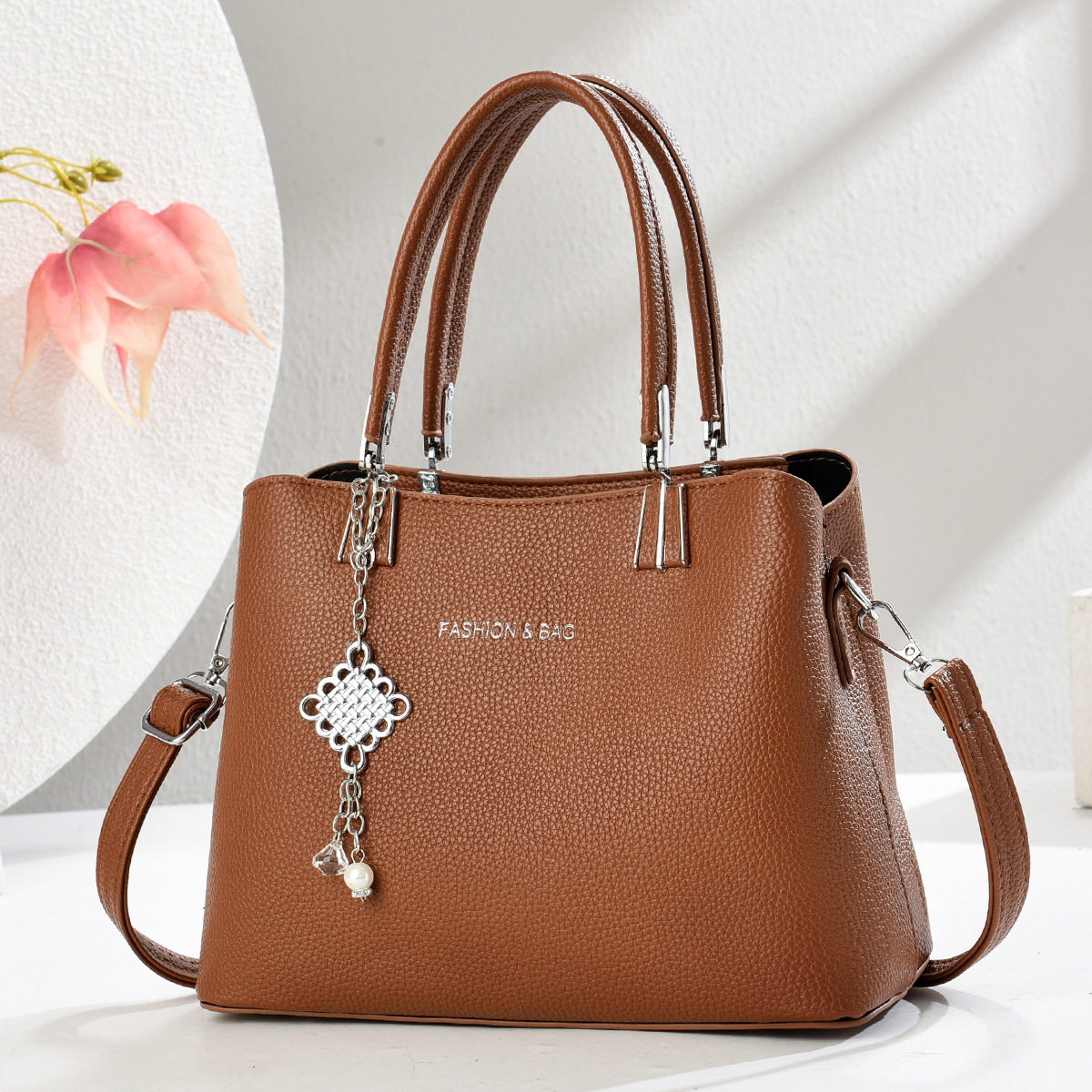Wholesale of new simple solid-color women's single-shoulder bags, versatile and fashionable crossbody bags for export, and trendy mom bags Specification drawing