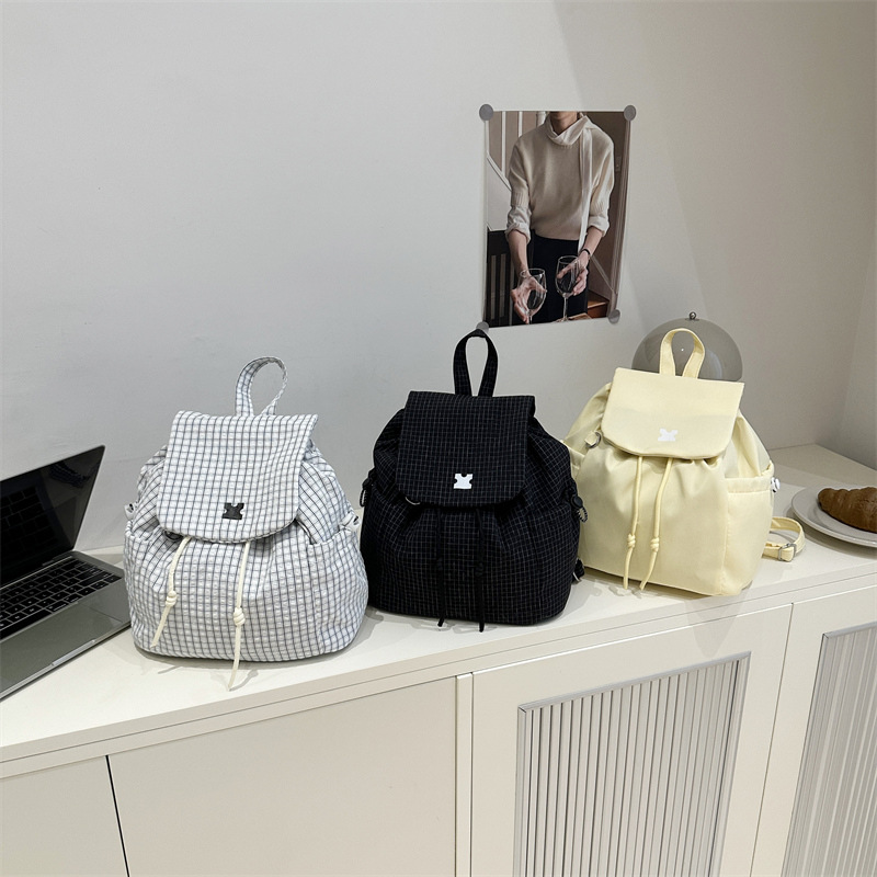 The new 2025 Korean-style casual large-capacity handbag for women is a trend of lightweight checkered hand-carried backpacks for college students Application Scenario