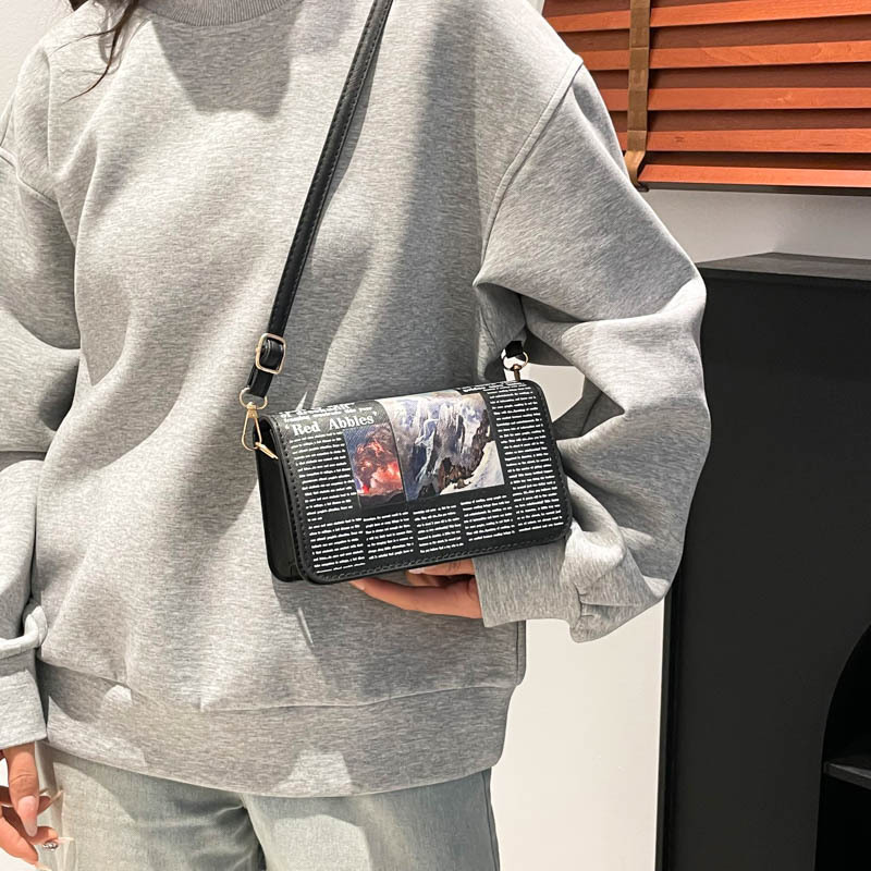 Newspaper Style 2025 new chain bag for women, fashionable and simple design, trendy and versatile, single-shoulder bag, crossbody small square bag details Picture