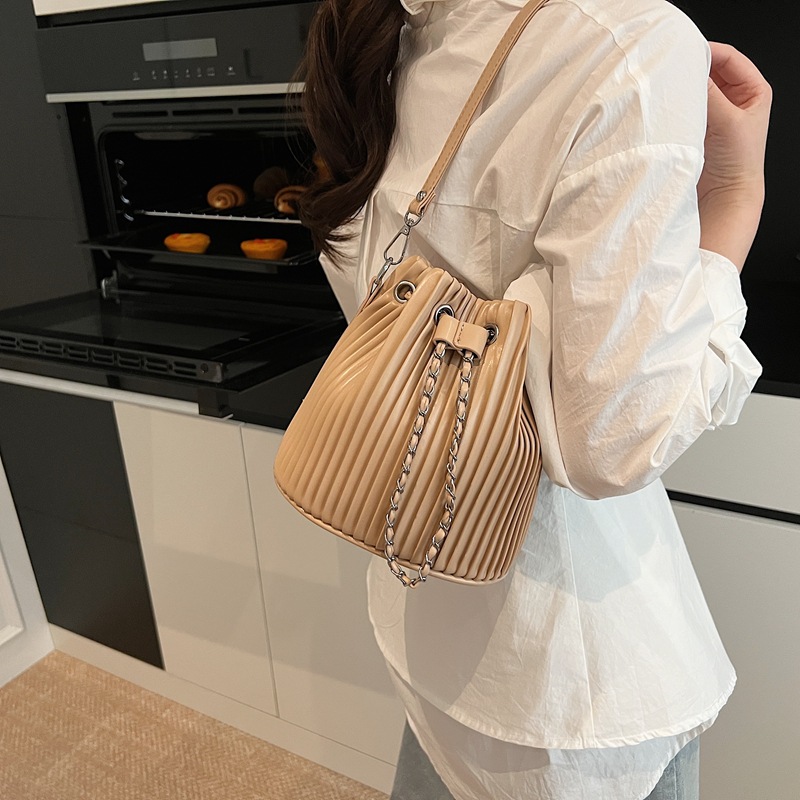 Cross-border niche design pleated drawstring bucket bag for women 2025 new summer Korean-style fashionable and versatile single-shoulder crossbody bag Specification drawing