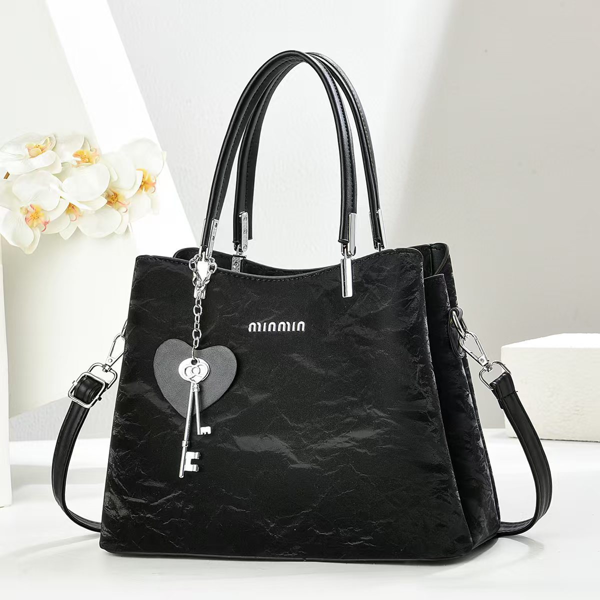 A new 2025 traditional Chinese style women's bag, a fashionable commuting bag, and a grand single-shoulder crossbody bag Application Scenario