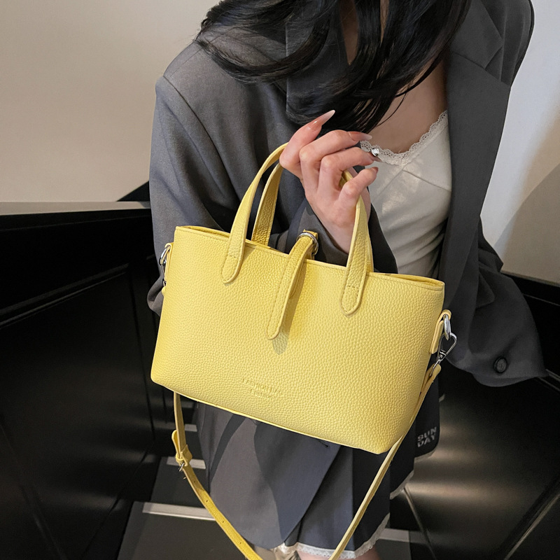 High-end texture lychee pattern large-capacity handbag, a new retro and fashionable commuting single-shoulder crossbody bag for women in 2025 details Picture