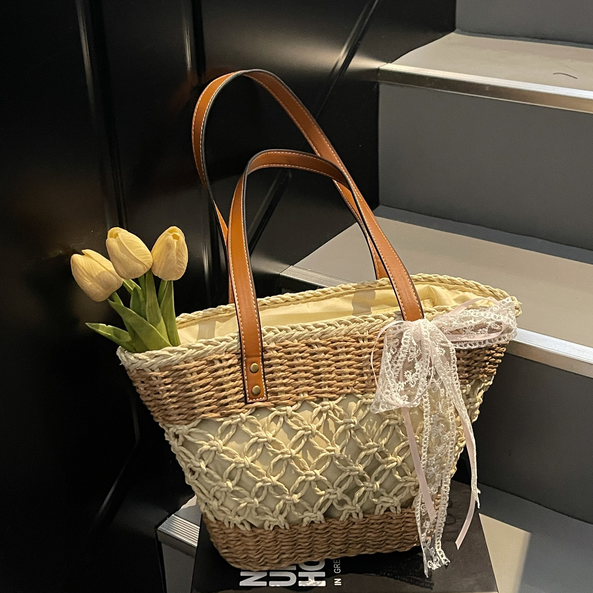 A large-capacity woven straw bag for women 2025, a versatile single-shoulder bag for summer, and a tote bag for commuting to the seaside and beach details Picture