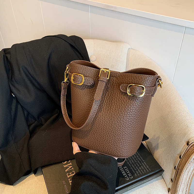 A simple and casual bucket bag for women in 2024, a fashionable and versatile mother-and-child bag for work and commuting, and a single-shoulder crossbody bag details Picture