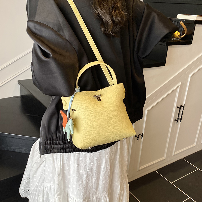 The 2025 new Korean-style high-end macaron hand-held small square bag is a versatile and fashionable single-shoulder crossbody bag for women's daily commuting details Picture