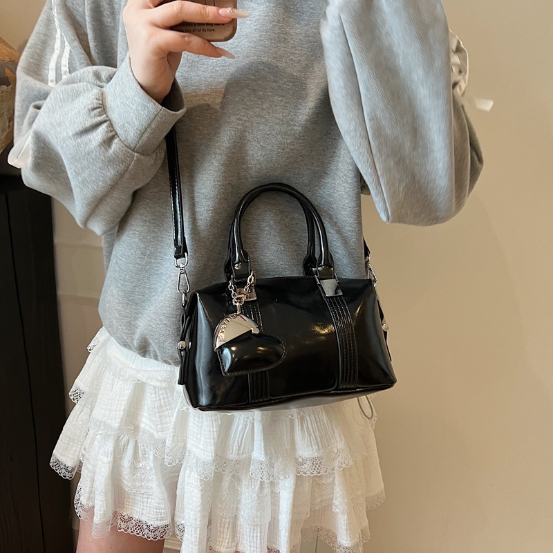A new, trendy and high-end Boston bag for women in 2025, a niche hand-held commuter single-shoulder crossbody bag Application Scenario