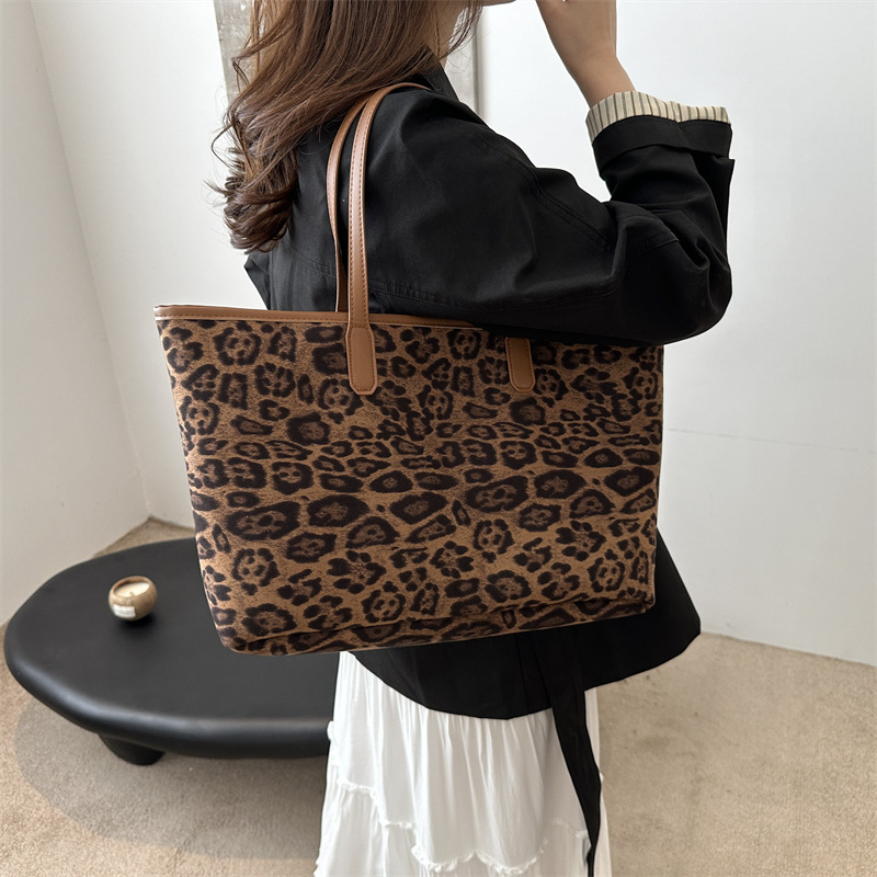 This year, the leopard print Tote bag is in vogue. The new 2024 versatile autumn and winter large-capacity student single-shoulder commuter bag details Picture