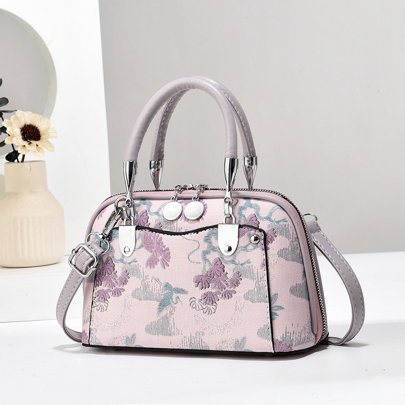 This new printed and patchwork handbag is a versatile, fashionable and trendy women's bag with a strong sense of luxury and a large capacity single-shoulder bag Application Scenario
