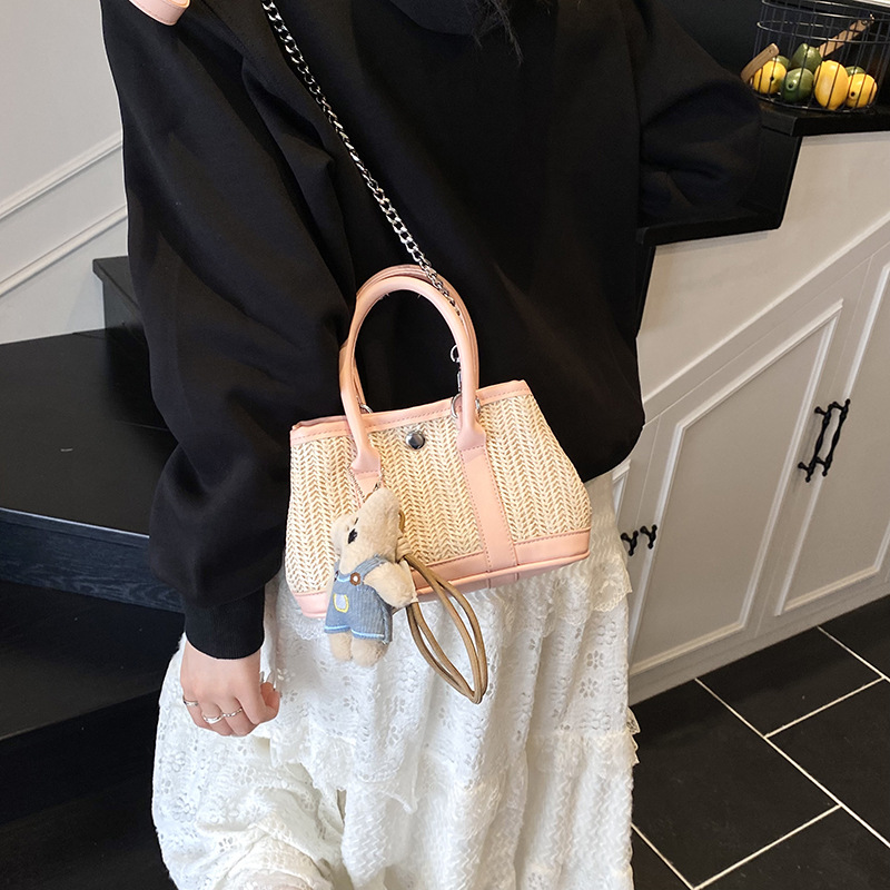 Fashionable patchwork woven handbag for women, new Spring/Summer 2025, trendy, versatile, casual, large-capacity single-shoulder crossbody bag Application Scenario