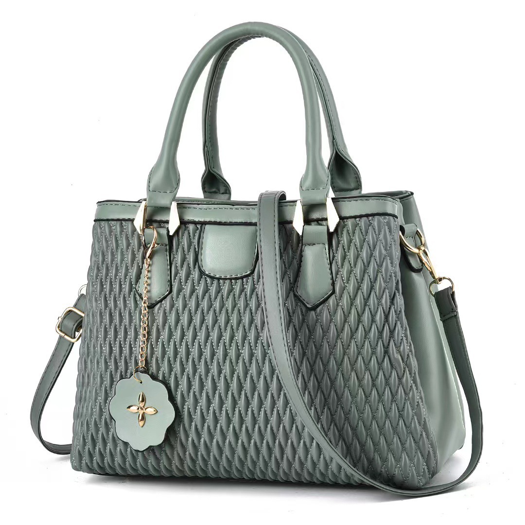 This is a versatile women's autumn and winter new handbag. It's a fashionable single-shoulder crossbody bag that goes well with women details Picture