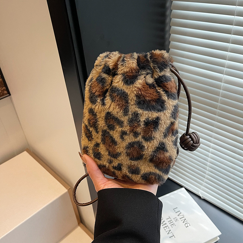 Leopard print plush bucket bag 2024 Korean version Instagram trendy and stylish single-shoulder bag, a niche casual and versatile women's bag details Picture