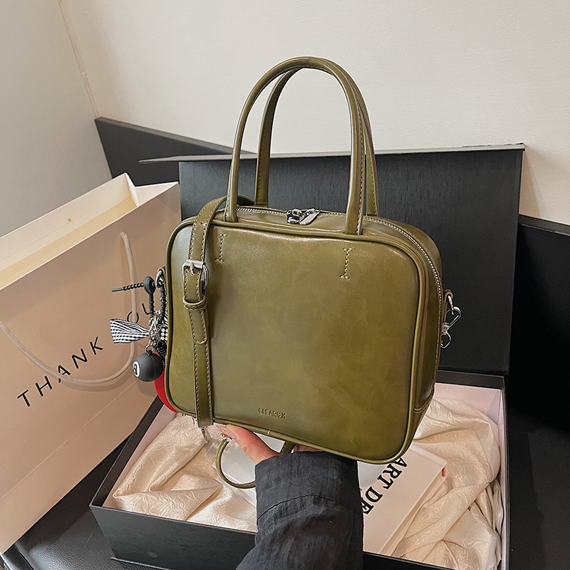 A new Korean-style briefcase bag for women in 2024, a trendy and retro small square bag, simple and multi-functional single-shoulder crossbody bag details Picture