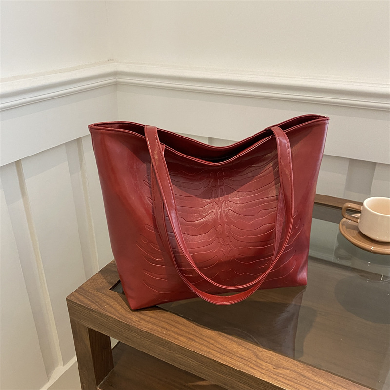 2024 New large-capacity PU casual handbag, crocodile pattern, fashionable and retro European and American commuter tote single-shoulder women's bag full figure