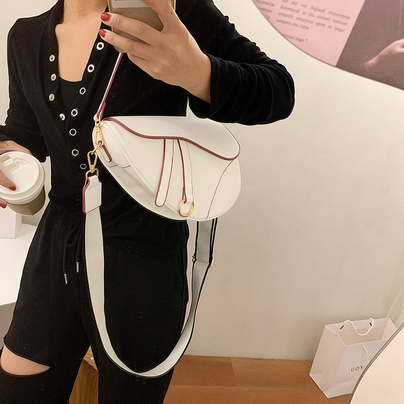 Cross-border women's 2024 autumn new single-shoulder bag, texture, niche design, crossbody bag, versatile saddle bag wholesale Application Scenario
