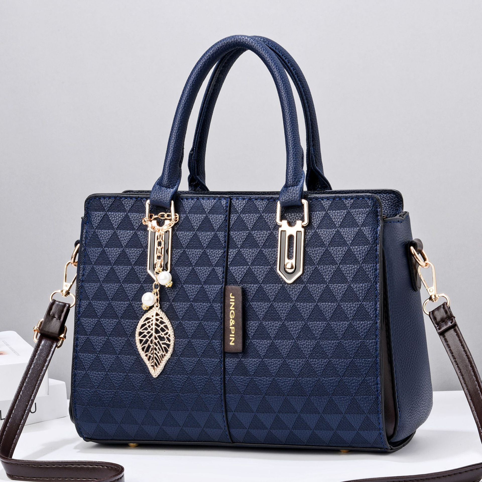 The 2022 new autumn and winter versatile crossbody bag for women, a fashionable winged single-shoulder large bag and a simple handbag Specification drawing