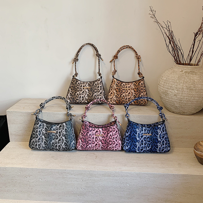 The leopard print large-capacity underarm bag is popular in autumn and winter. It's a new 2024 casual and commuting single-shoulder bag for women Application Scenario