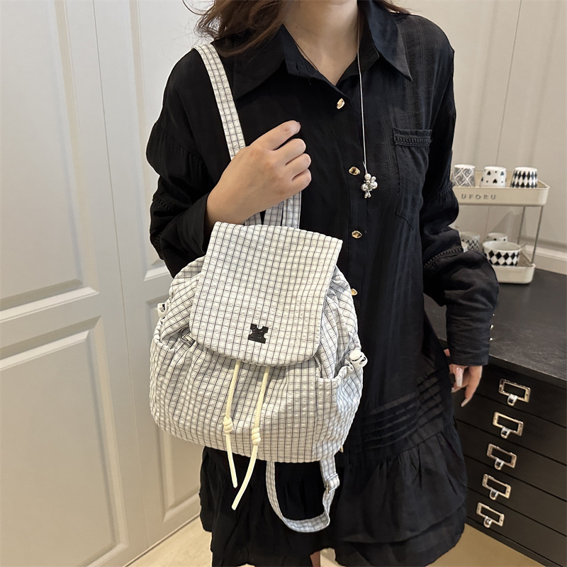 The new 2025 Korean-style casual large-capacity handbag for women is a trend of lightweight checkered hand-carried backpacks for college students details Picture