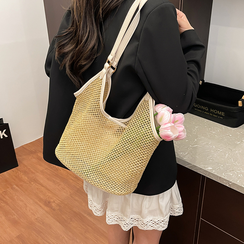 2025 New summer woven large-capacity Tote bag, women's casual and versatile single-shoulder straw woven bag, vacation beach bag Application Scenario