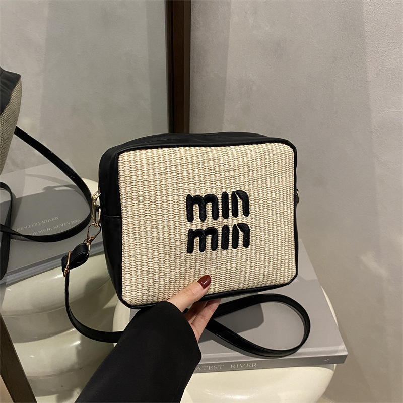 This casual, trendy, niche design small square bag is simple, fashionable and stylish. It's a popular single-shoulder crossbody bag for the summer of 2025 full figure