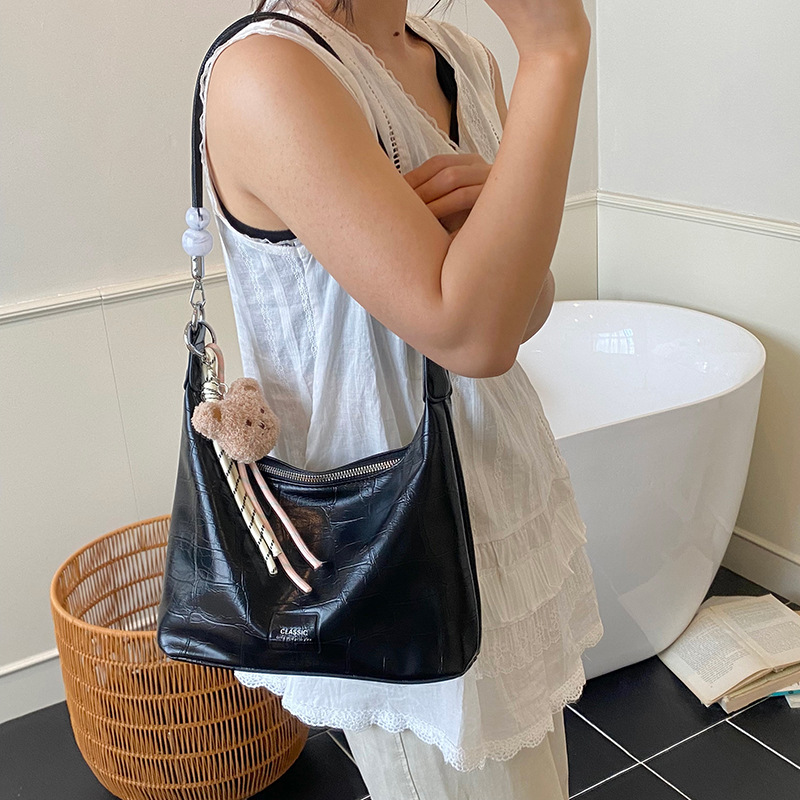 High-end stone-patterned underarm bag for women, 2025 new summer style, fashionable and high-quality, single-shoulder bag in solid color, simple crossbody bag full figure