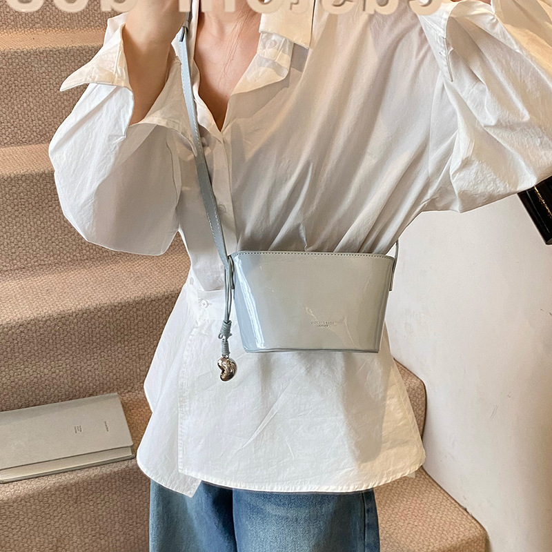 This high-end and stylish hand-held bucket bag with lychee pattern is a new model for women in 2025. It is a trendy and versatile single-shoulder crossbody bag Specification drawing