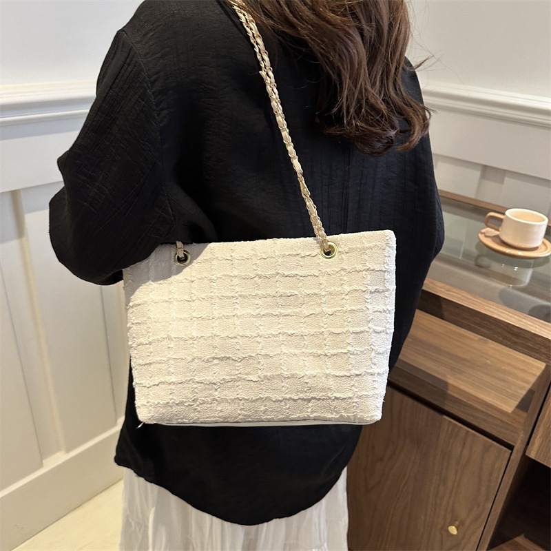 A new summer 2024 fashionable, trendy, casual and commuting simple chain tote crossbody single-shoulder bag for women Specification drawing