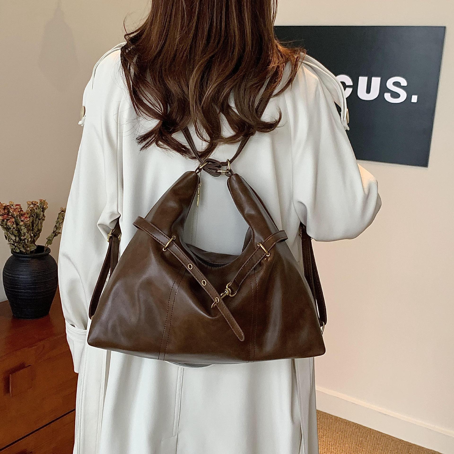 High-end retro large-capacity bag for women, 2024 new autumn and winter commuting backpack, single-shoulder tote bag full figure