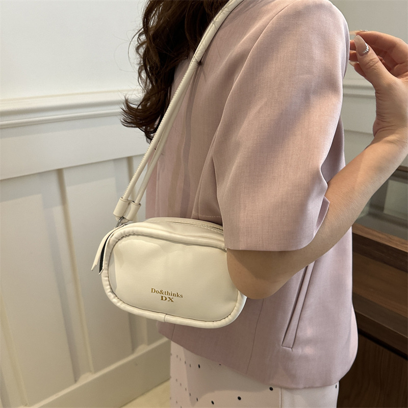 A simple and trendy solid-color oval 2024, stylish and casual, high-quality crossbody single-shoulder small square bag details Picture