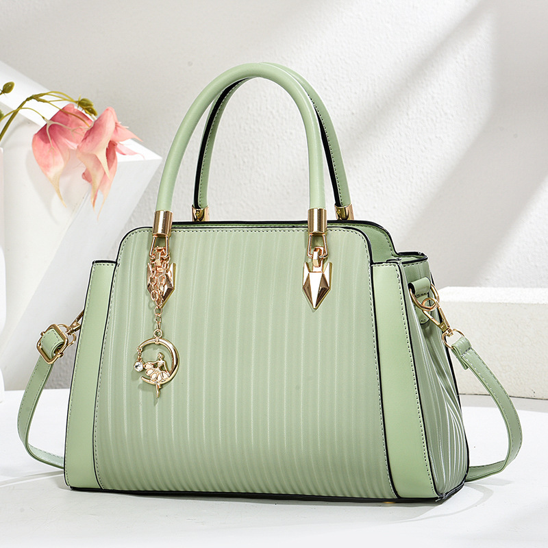 New cross-border women's handbag, large-capacity gift for mom, versatile and fashionable for commuting, single-shoulder bag for women Application Scenario