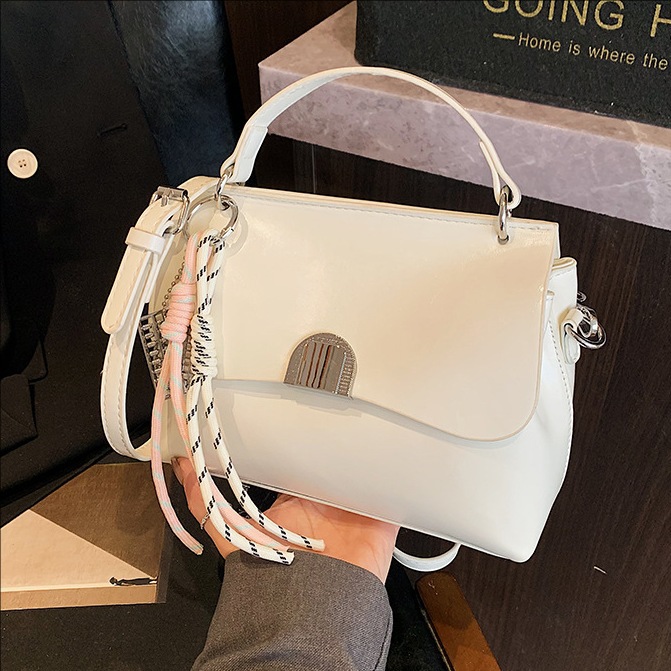 Cross-border niche retro handbag for women 2025 new style, fashionable and versatile single-shoulder underarm bag, trendy and versatile crossbody bag full figure