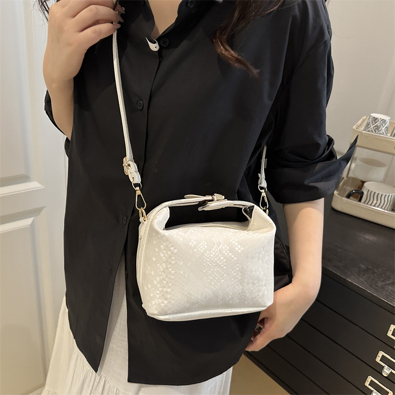 Women's bag 2025 New style fashionable retro pillow bag, individual and trendy single-shoulder bag, elegant and simple, niche crossbody bag details Picture