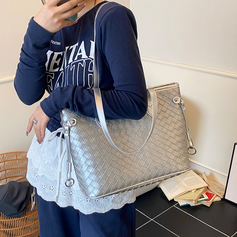 Large-capacity tote bag for women, 2025 new style, niche design, fashionable and stylish, solid color, trendy and casual single-shoulder armpit bag Application Scenario