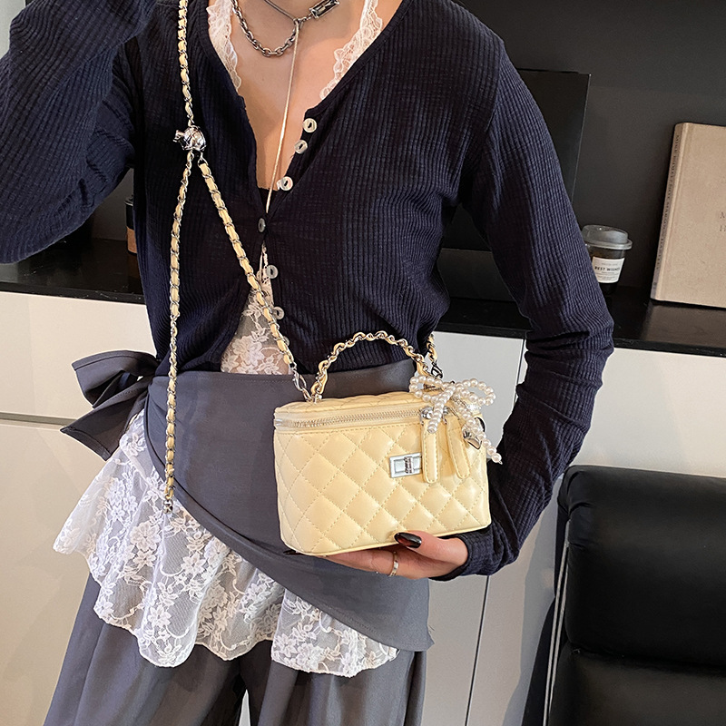 A high-end, stylish, diamond-shaped chain hand-held box bag for women, a new and fashionable cosmetic bag, a single-shoulder crossbody bag details Picture