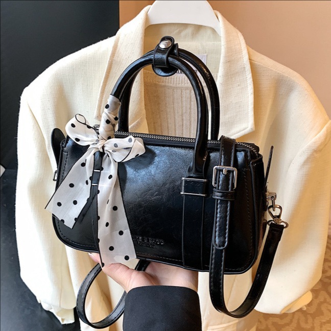 The 2025 new super popular hand-held small square bag for women, a retro casual commuting single-shoulder bag in solid color, simple and versatile crossbody bag full figure
