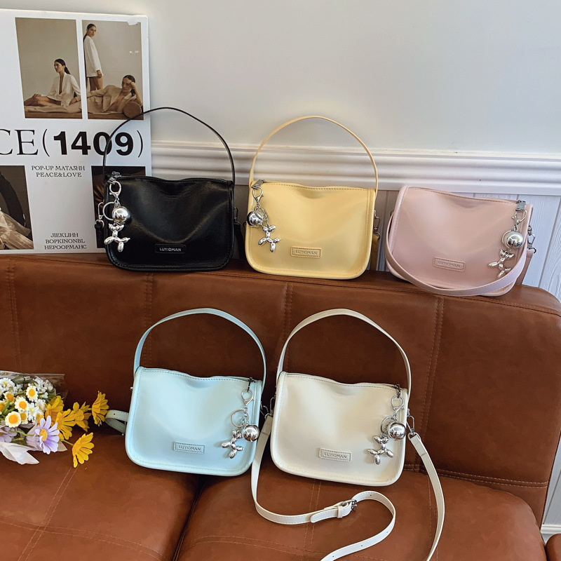 A niche design quality single-shoulder underarm bag, a new 2025 versatile crossbody small bag, a fashionable chain hand-held small square bag Application Scenario