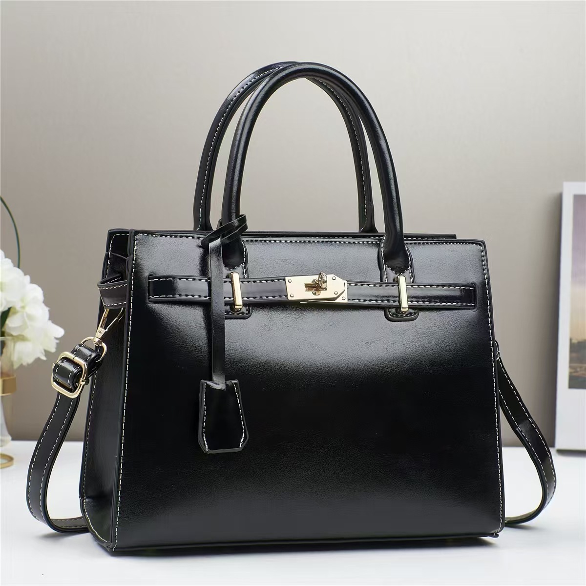 In 2024, the manufacturer's best-selling single-shoulder crossbody bag for foreign trade is a versatile choice for women. It's a new spring large bag bestseller and a fashionable handbag for women Application Scenario