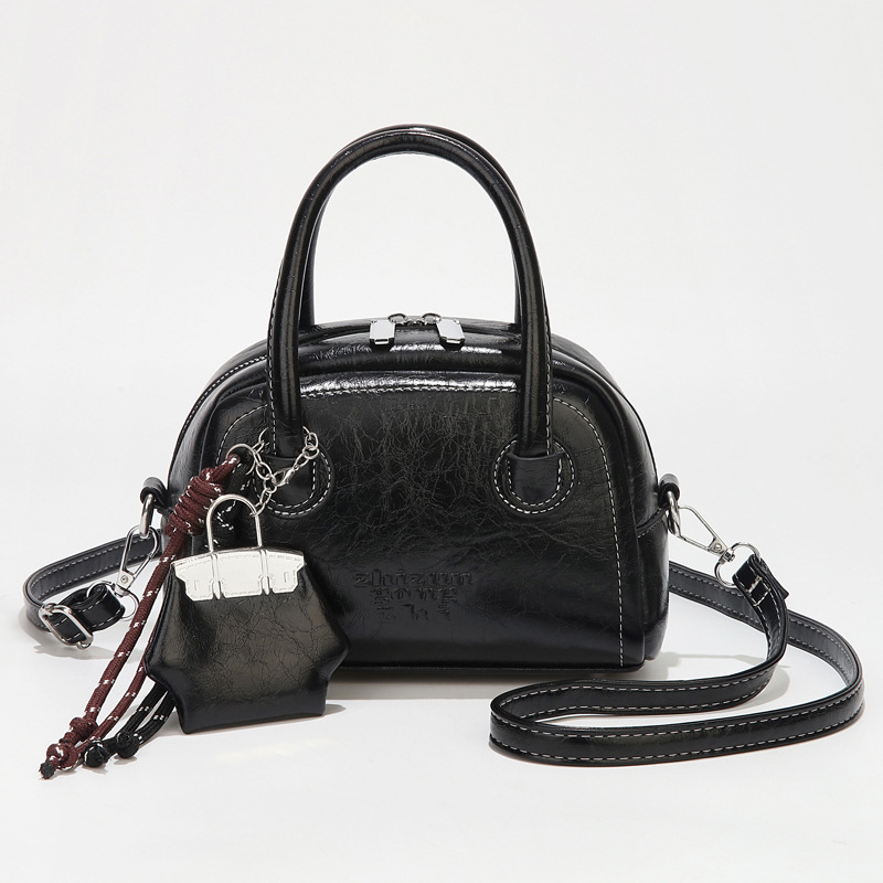 The 2025 new niche design, stylish small square bag, is simple and retro, with exquisite and trendy oil-leather single-shoulder crossbody bag full figure