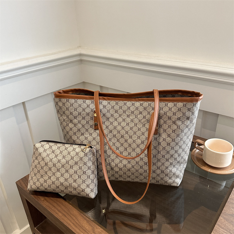 Retro large-capacity class bag for women, 2024 new trendy and fashionable niche tote bag, versatile shoulder bag full figure