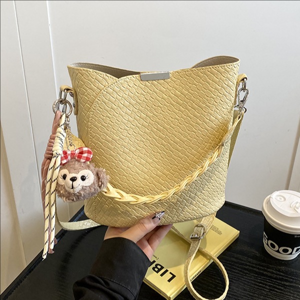 Fashionable handbag, large-capacity underarm bag, 2025 new trendy shoulder bag, versatile crossbody bag, solid color bucket bag full figure